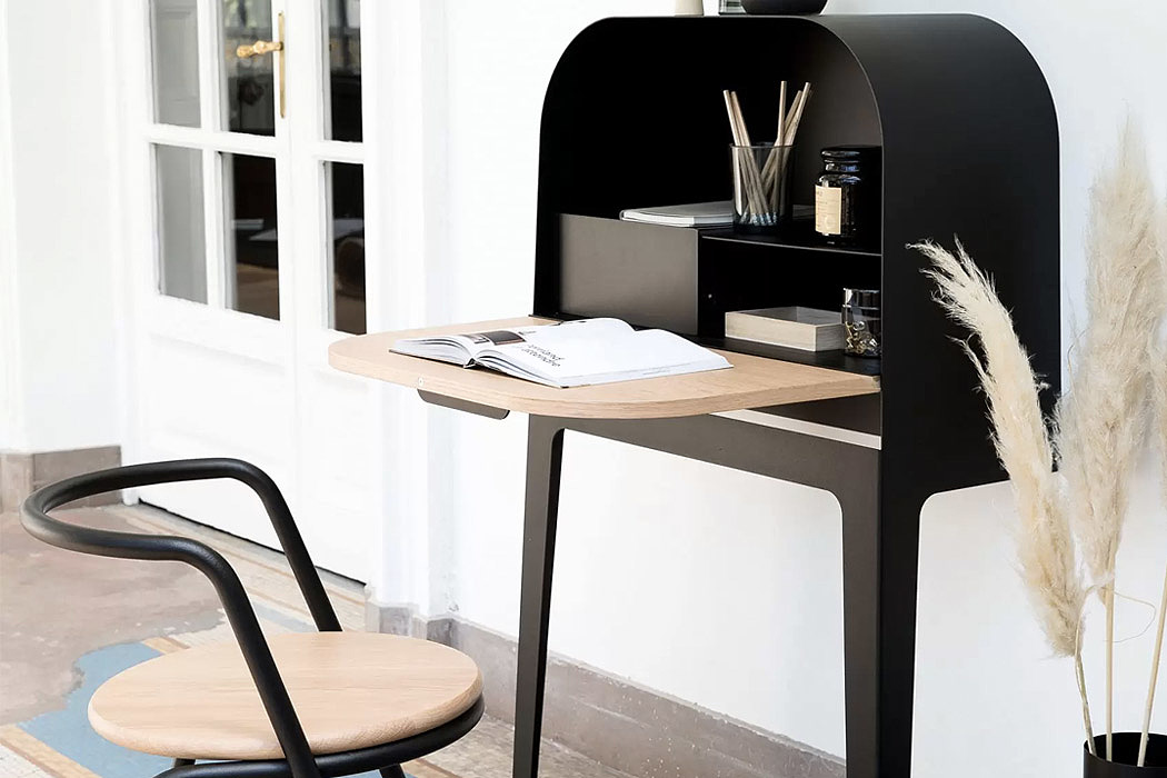 to work in an office，Table，wooden ，practical，