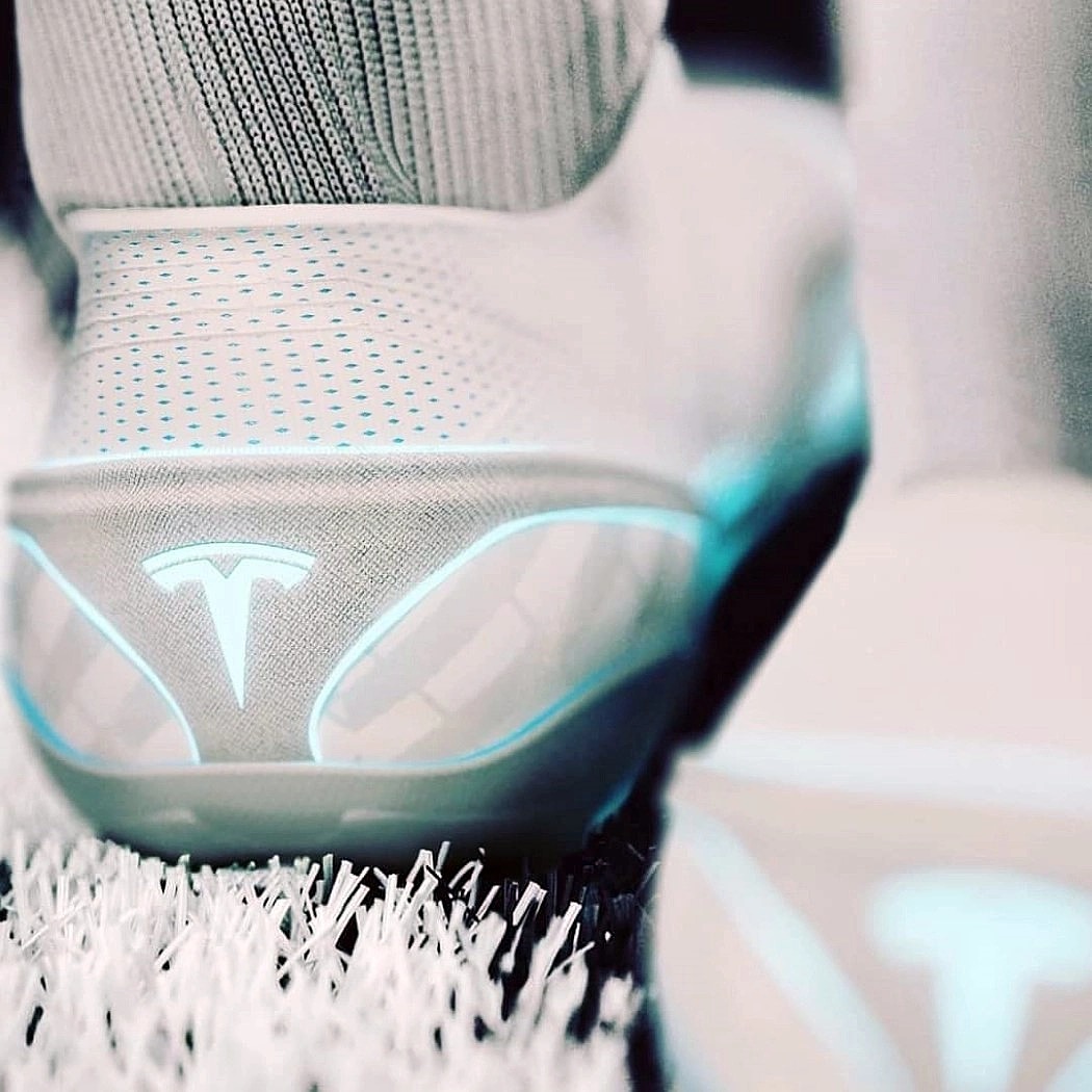 Tesla，Soccer shoes，sneakers，Luminous，concept，