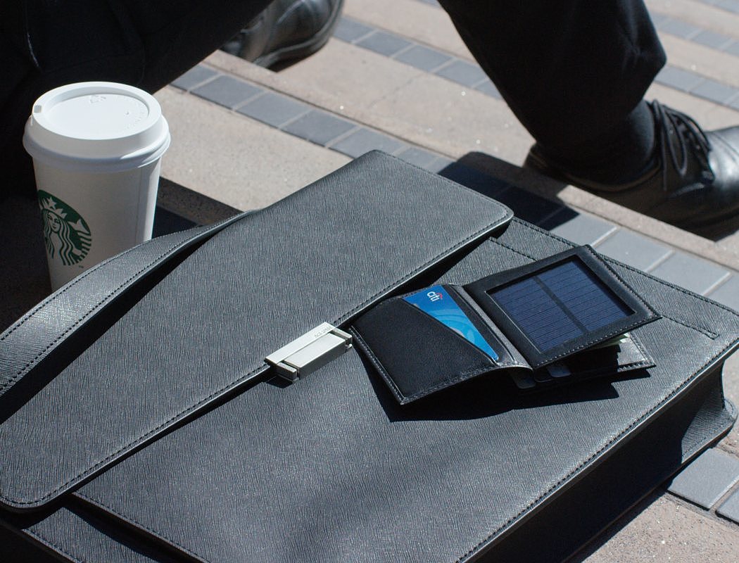 portable source，portable battery，wallet，solar energy，