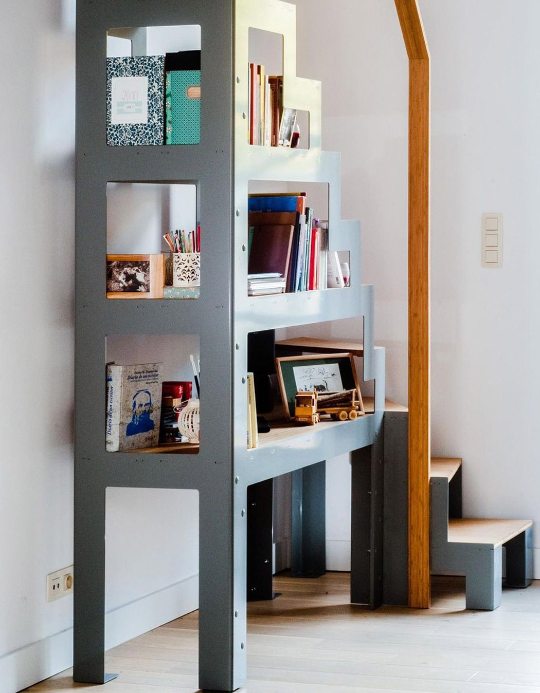 bookshelf，Locations，Rearrange，steel，wooden ，
