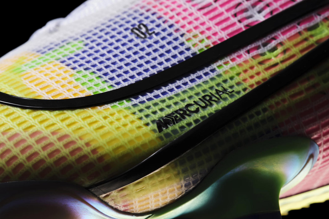 nike，Soccer shoes，motion，Lightness，