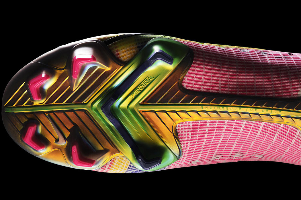 nike，Soccer shoes，motion，Lightness，