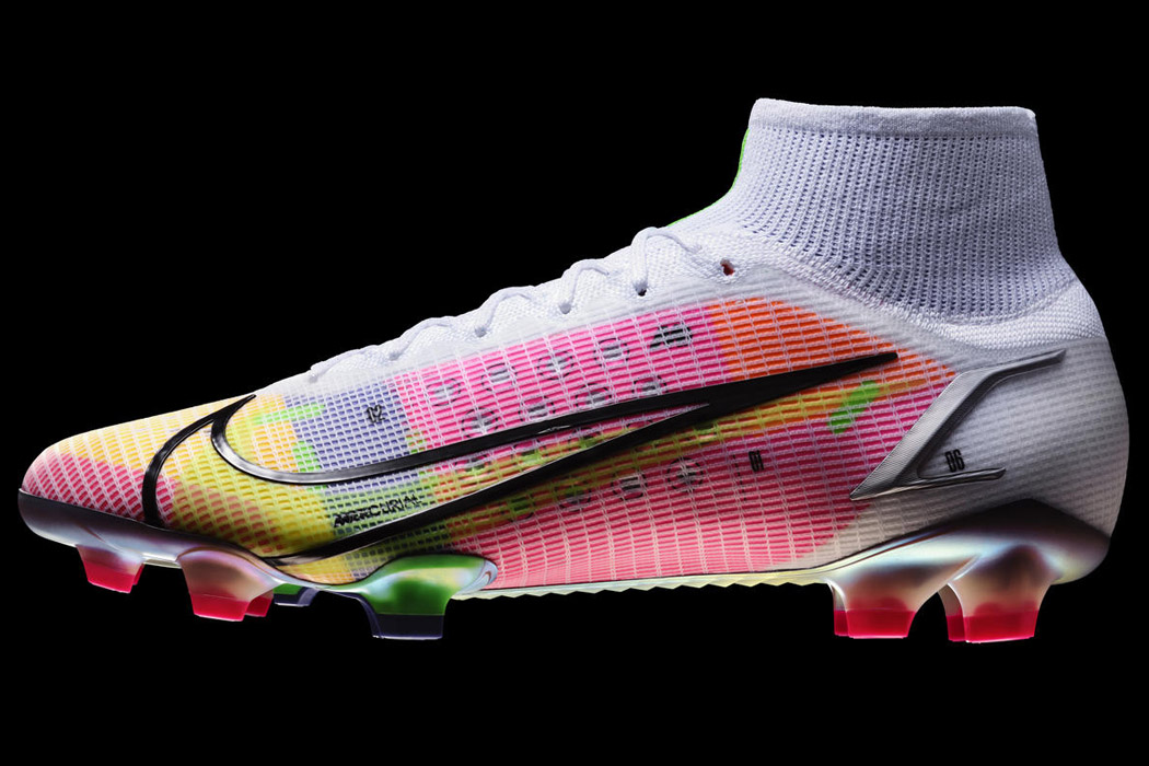 nike，Soccer shoes，motion，Lightness，