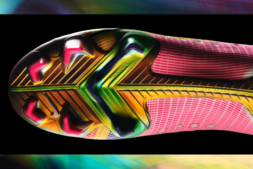 nike，Soccer shoes，motion，Lightness，