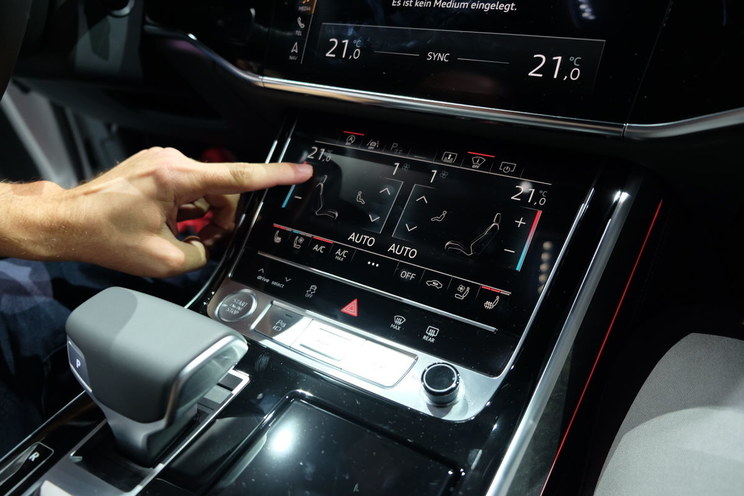 该显示屏外观为黑色,在关闭时几乎完全融入高光泽黑色内饰中.