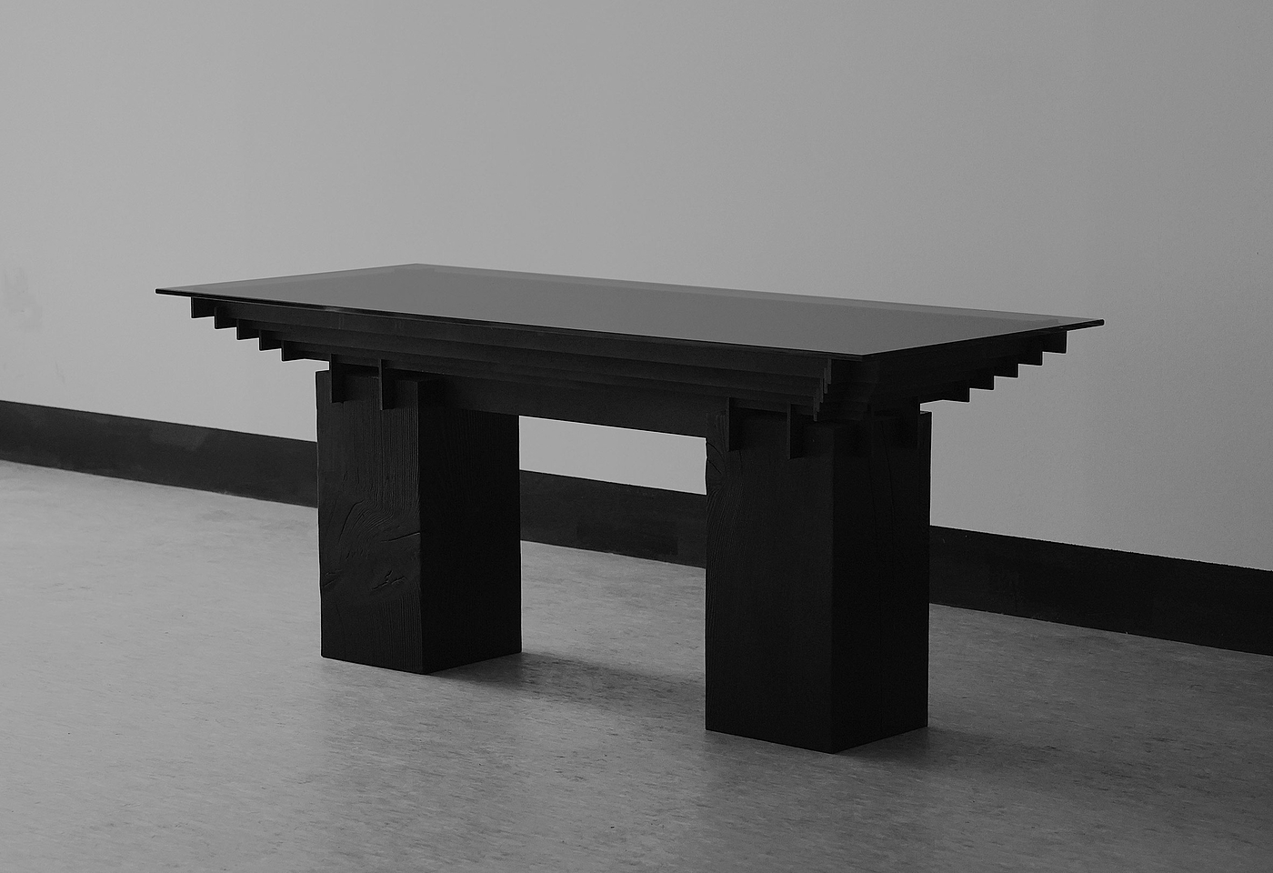 Table，solid wood，black，