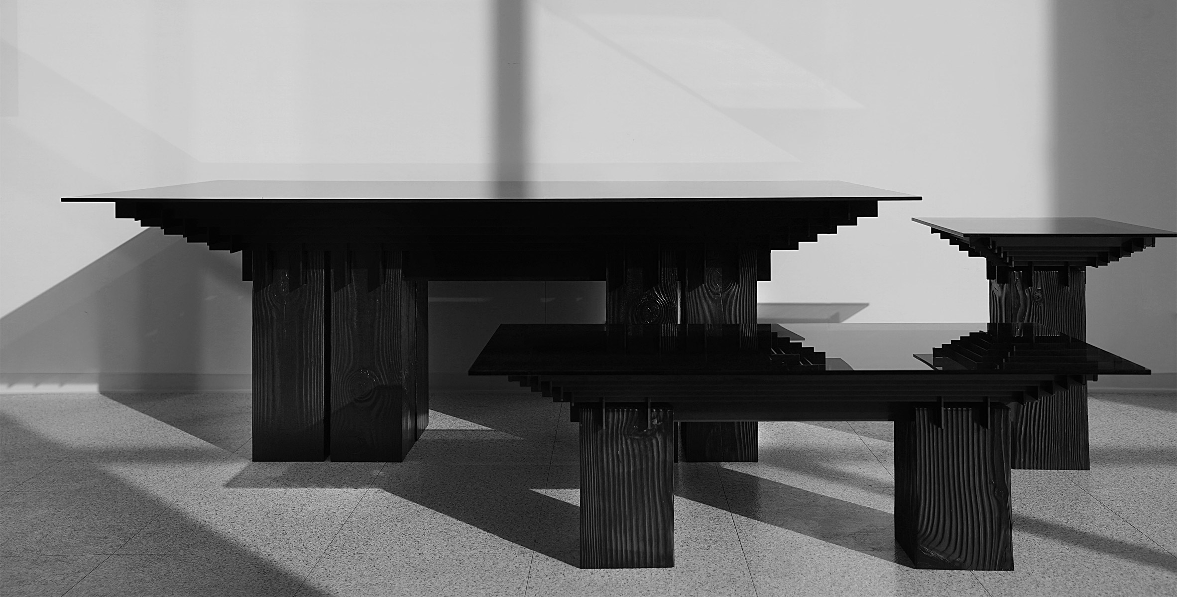 Table，solid wood，black，