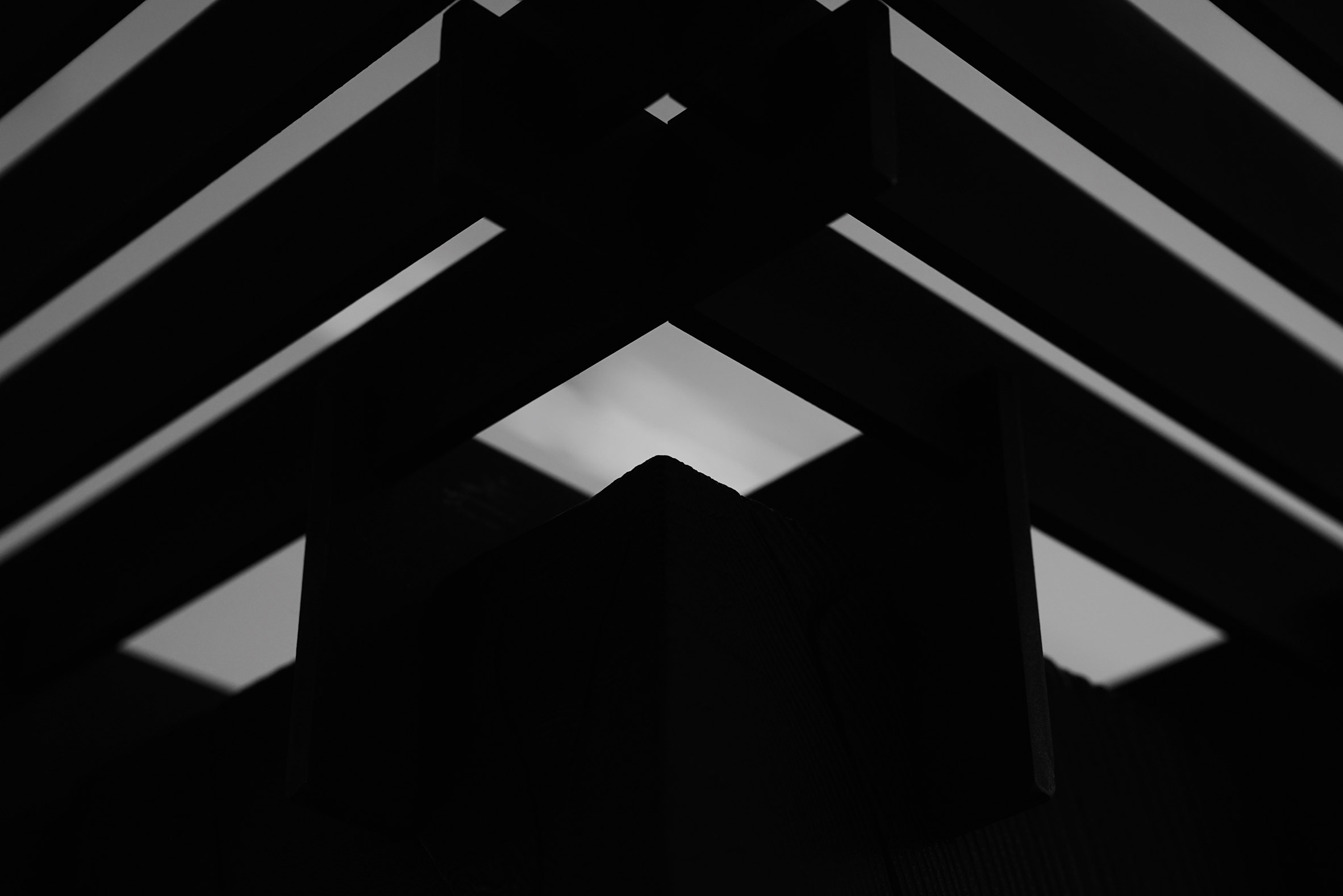 Table，solid wood，black，