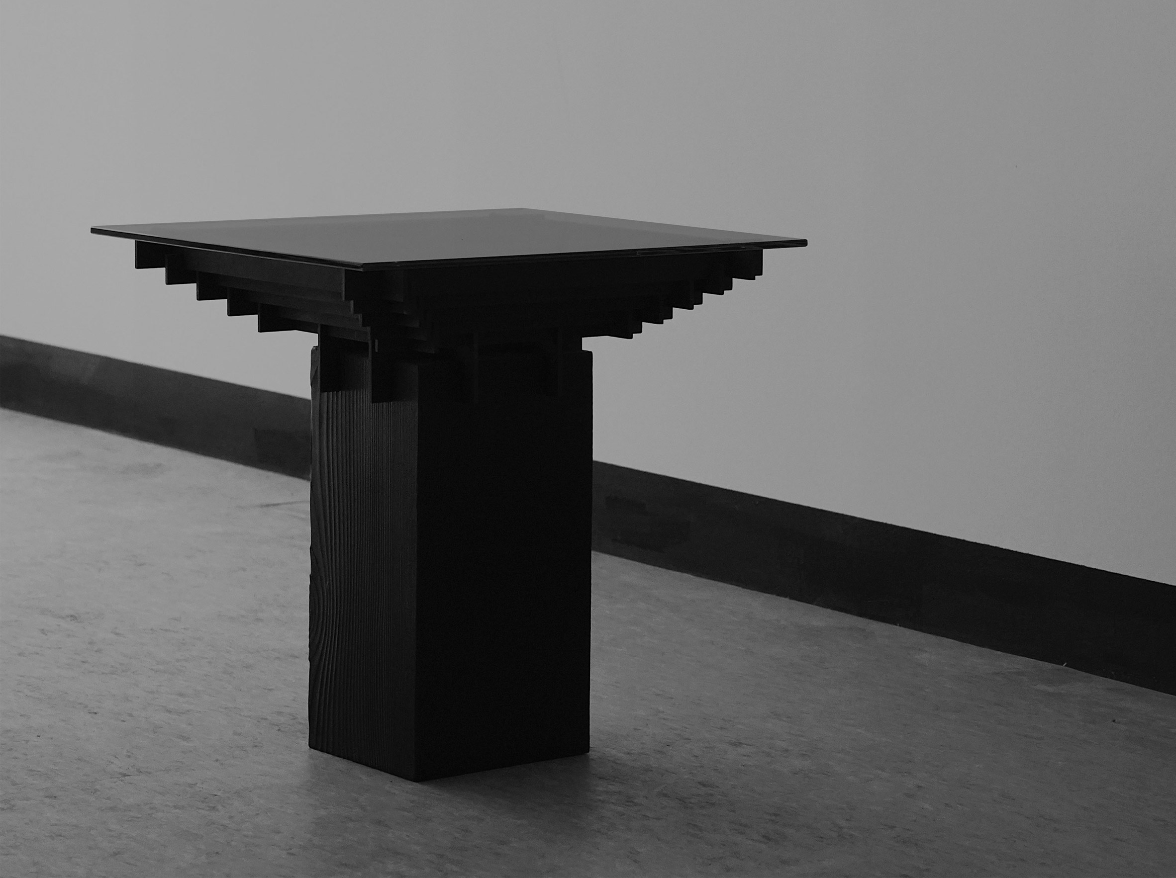 Table，solid wood，black，