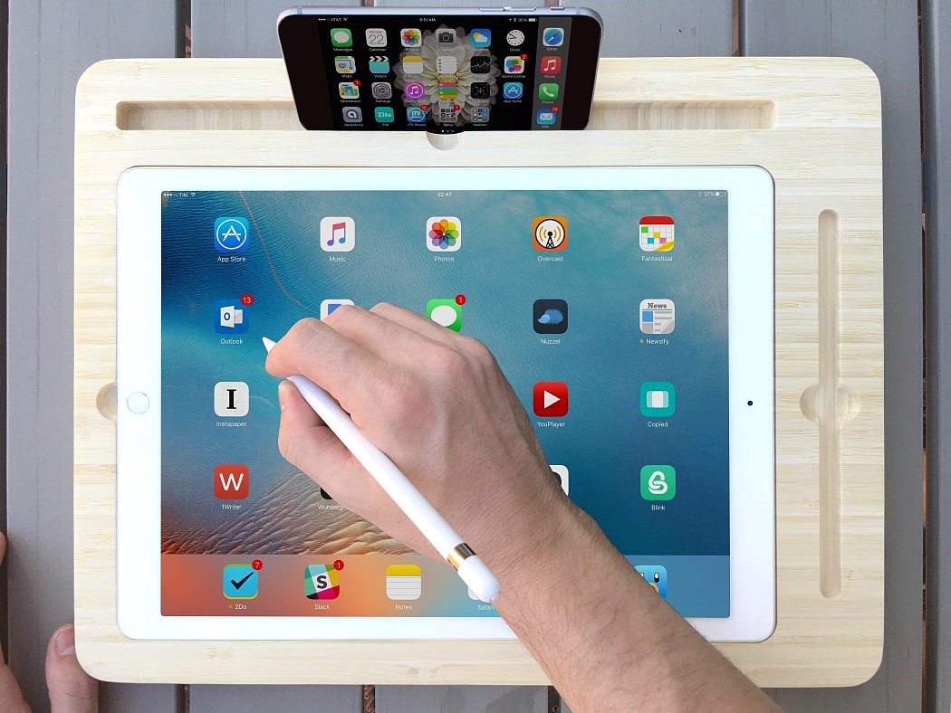 woodiness，Table，canvas，Apple，iphone，