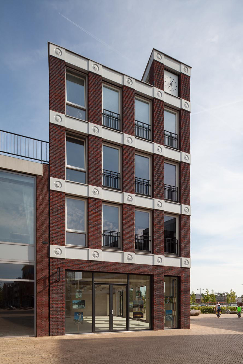 Dutch designer，emoji，emoticon，Exterior wall decoration，Strange painting style，