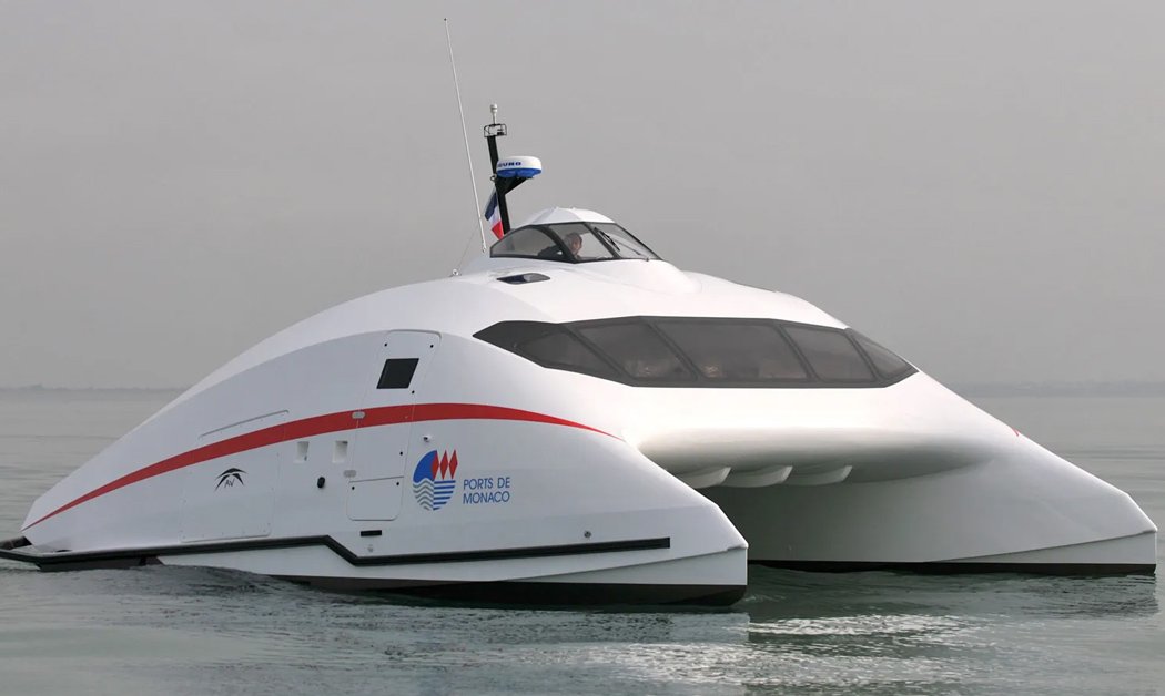 a2v这款豪华双体船能带你在海上风驰电掣