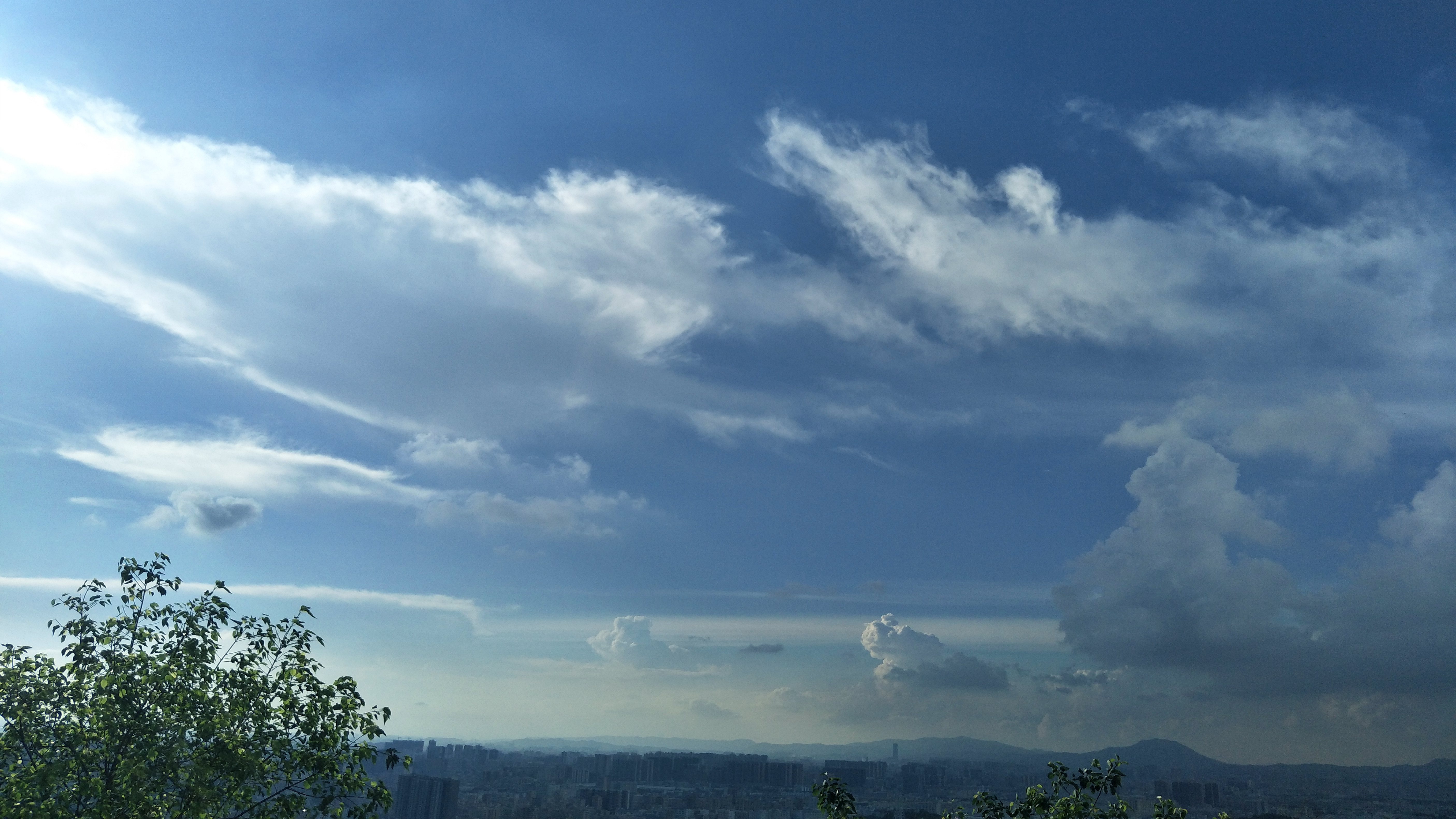 white clouds，sky，distance，relaxed，blue，