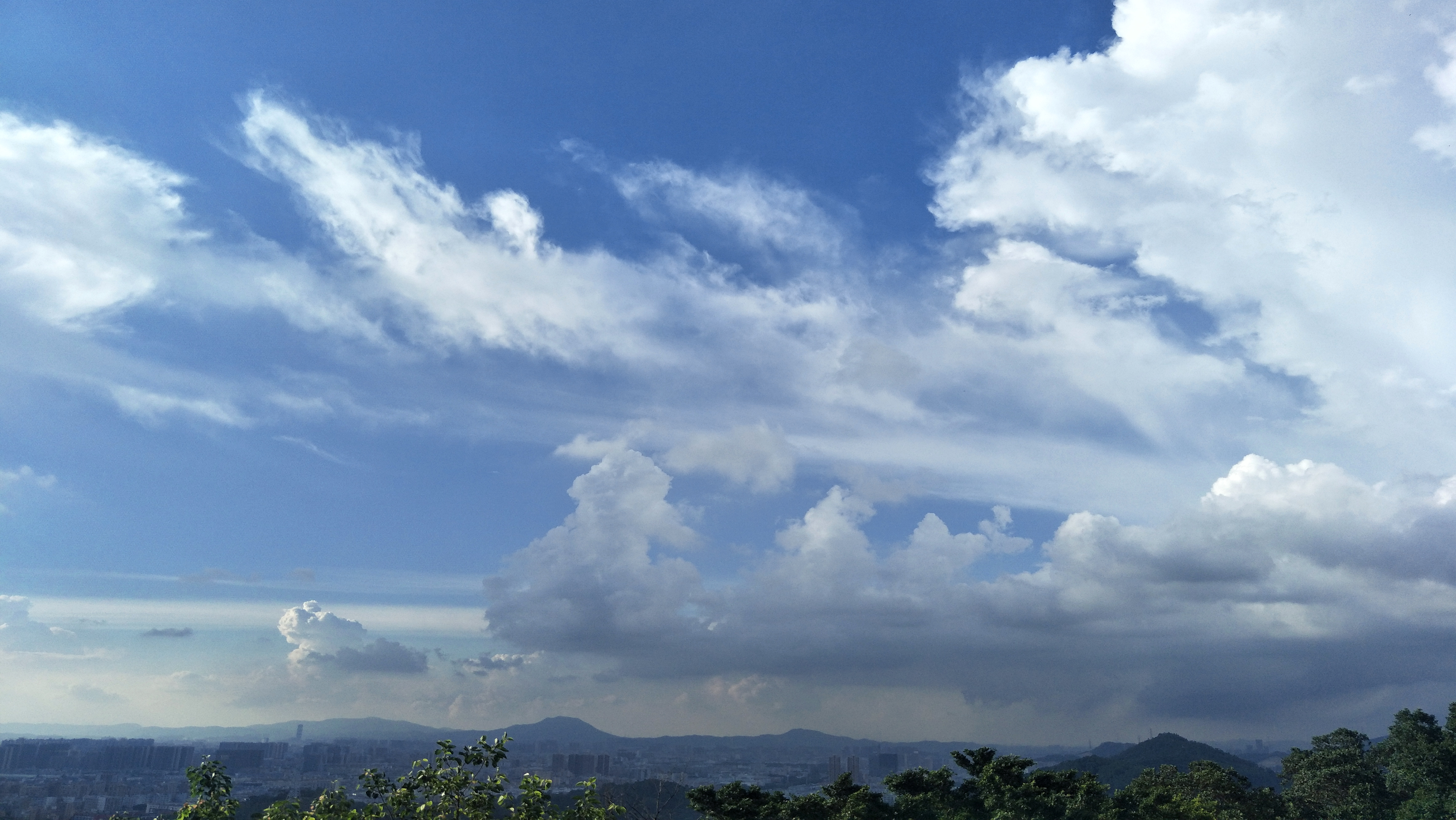 white clouds，sky，distance，relaxed，blue，