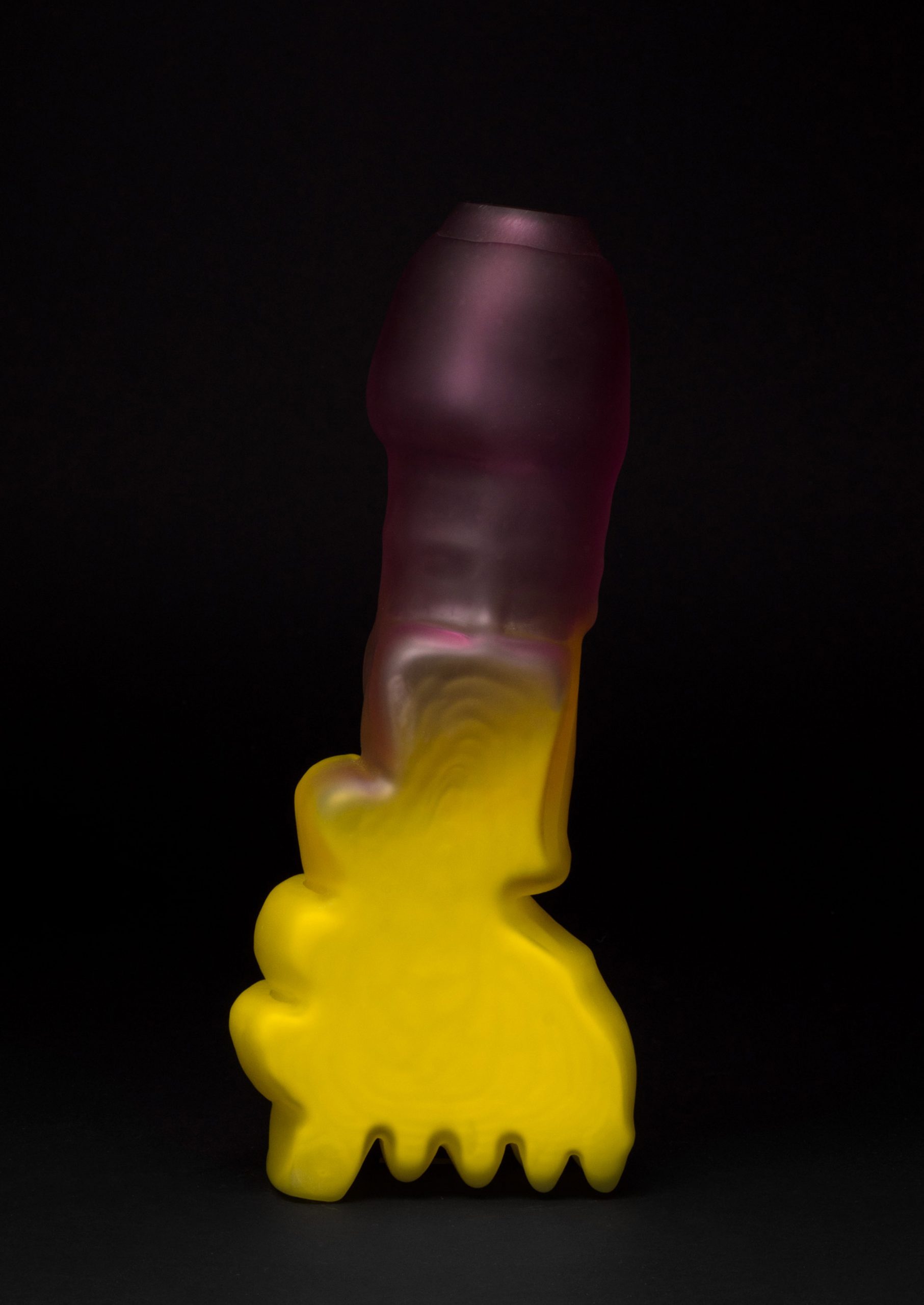 The glass vase，device，The edges are serrated，