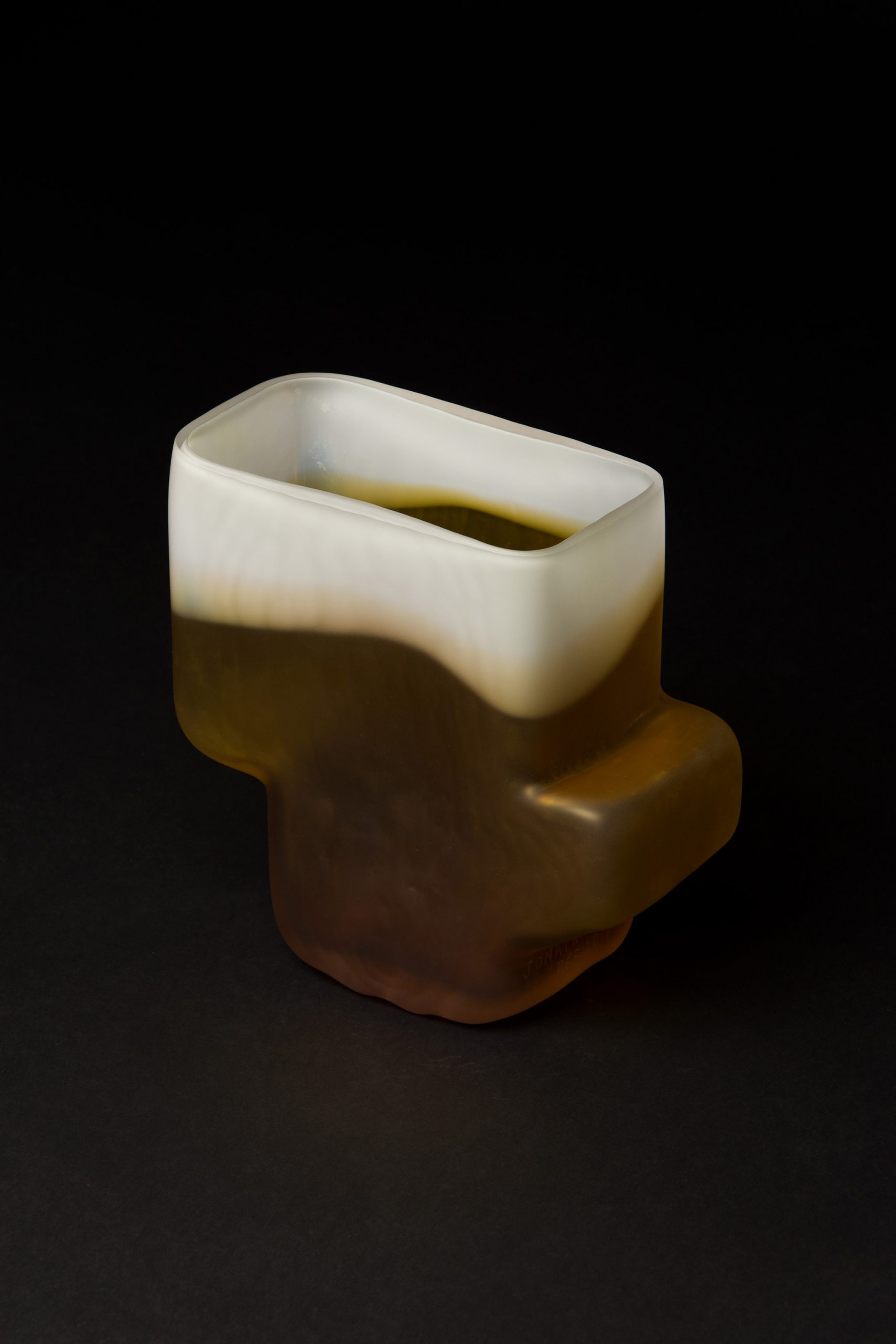 The glass vase，device，The edges are serrated，