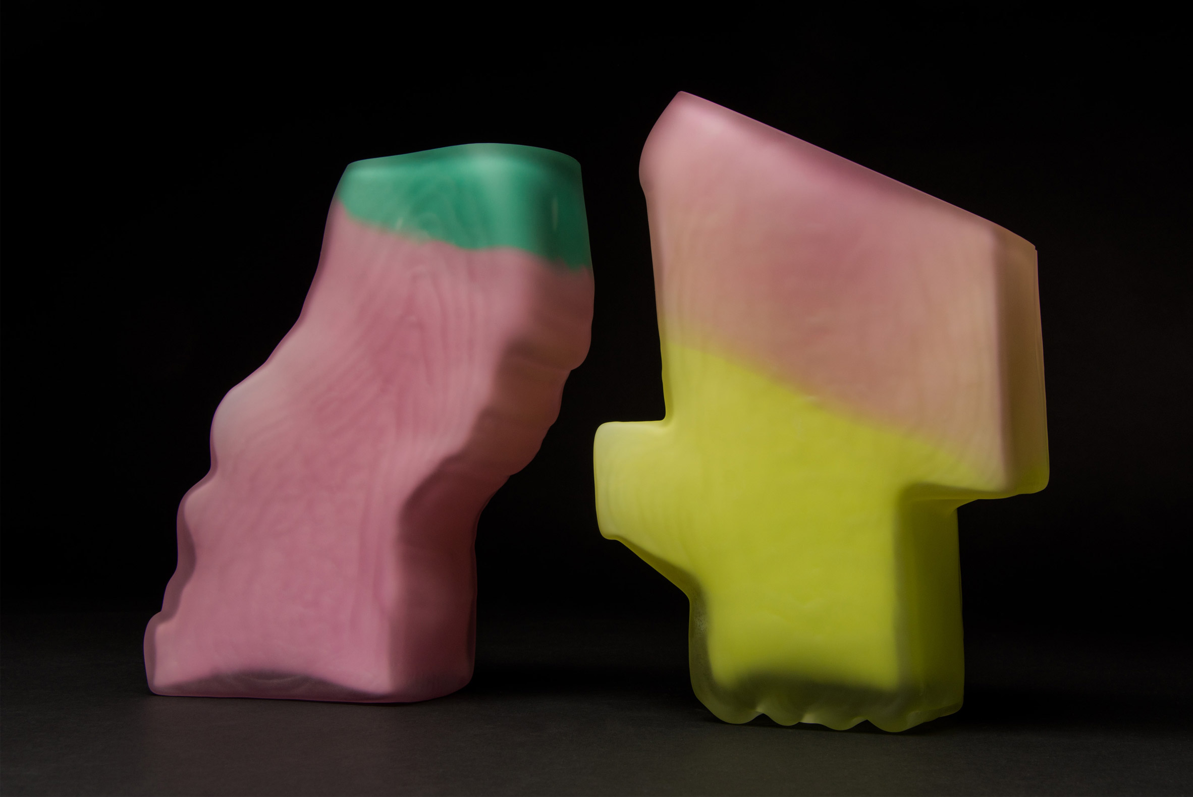 The glass vase，device，The edges are serrated，