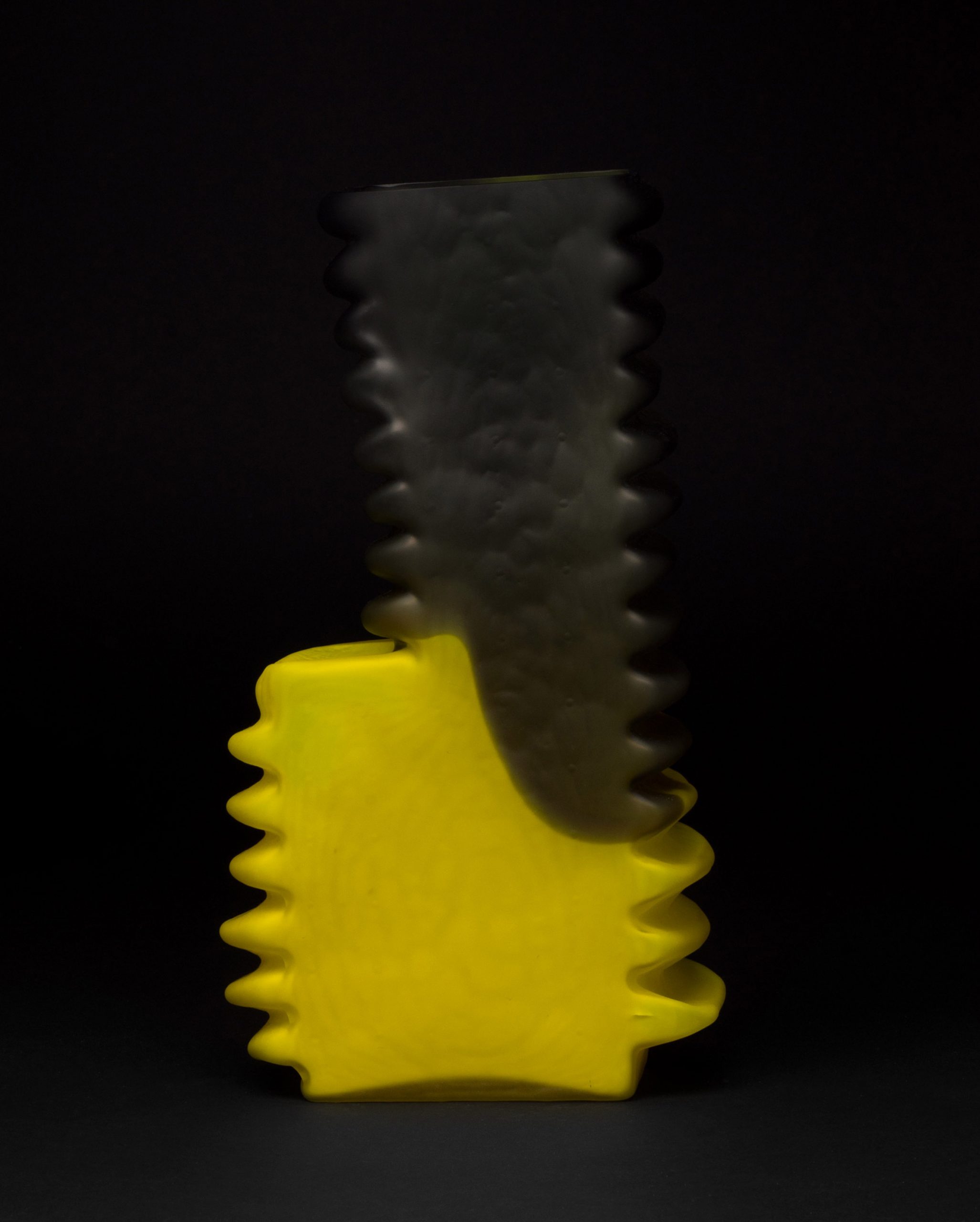 The glass vase，device，The edges are serrated，