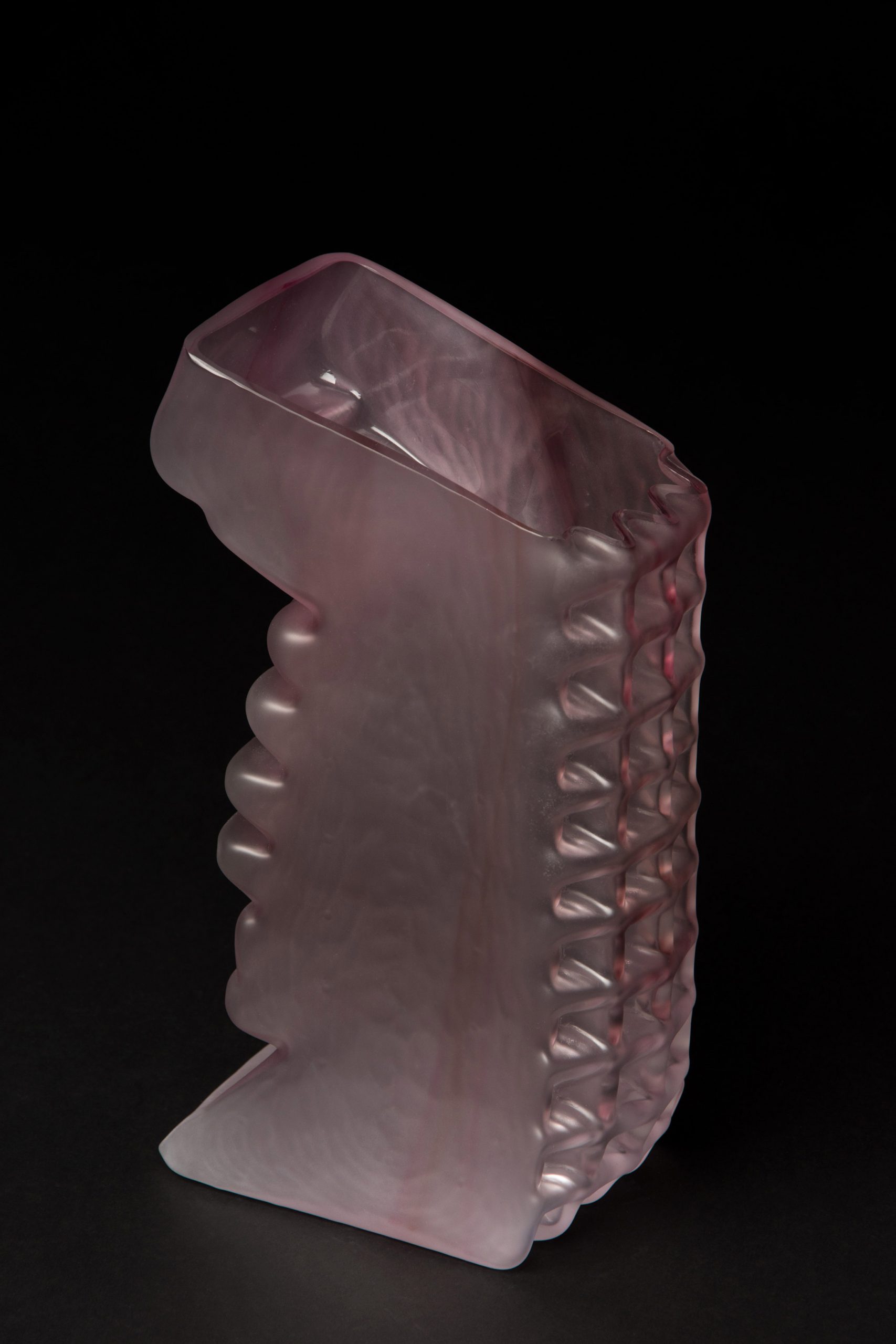 The glass vase，device，The edges are serrated，