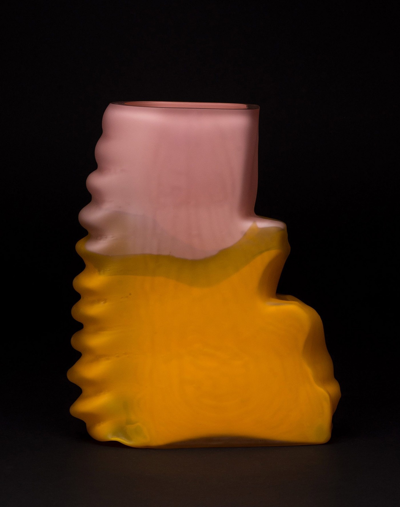 The glass vase，device，The edges are serrated，