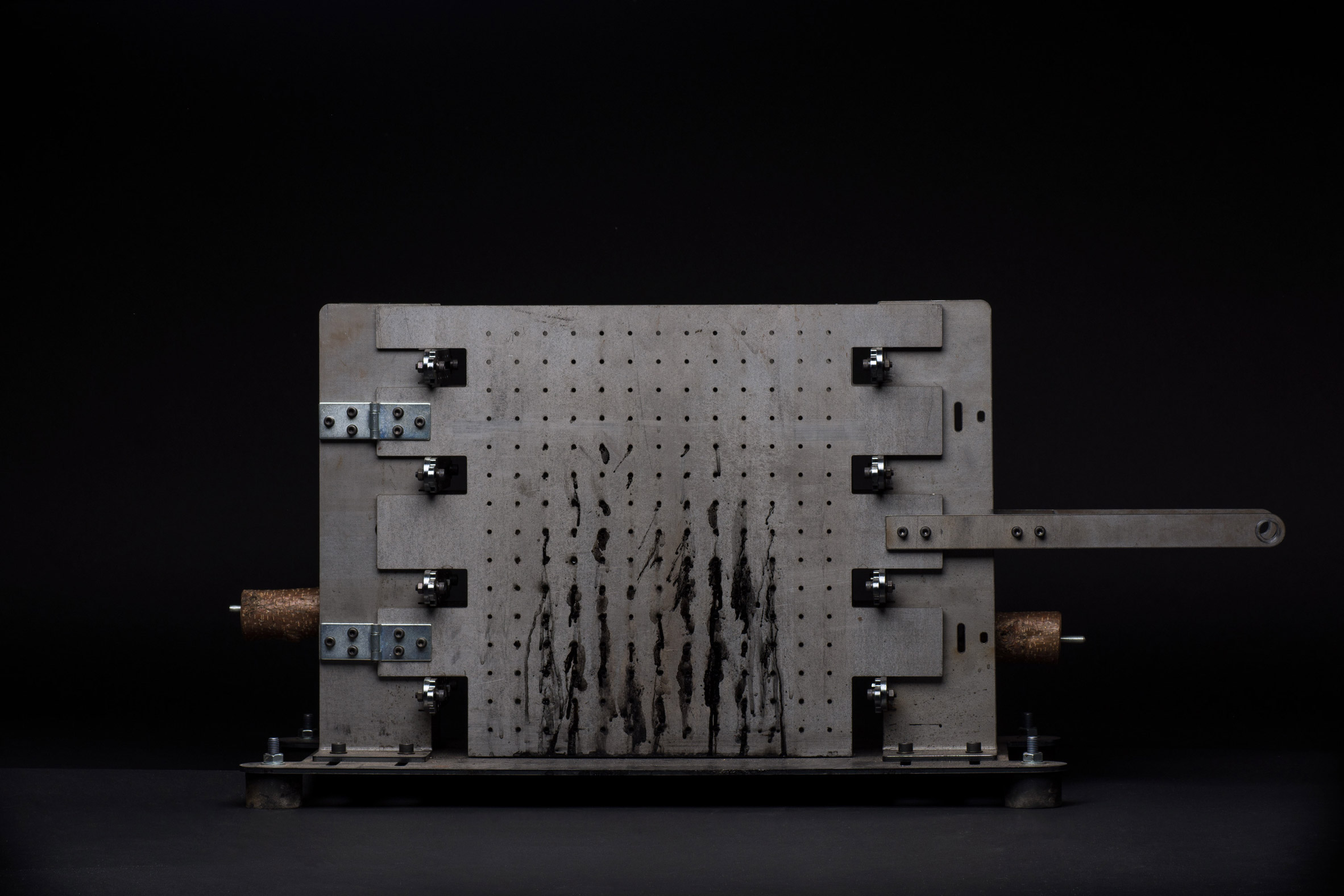 The glass vase，device，The edges are serrated，