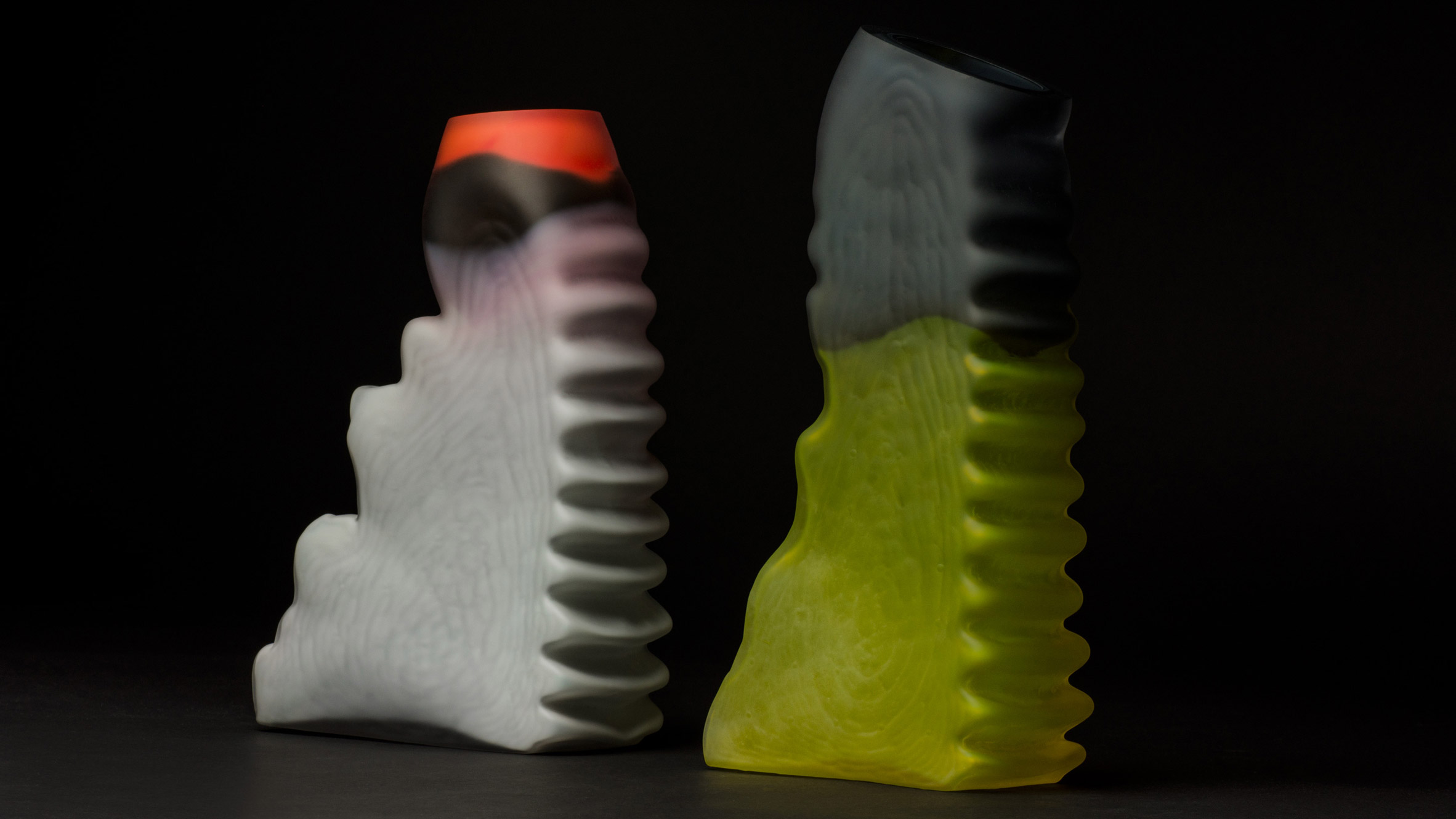 The glass vase，device，The edges are serrated，