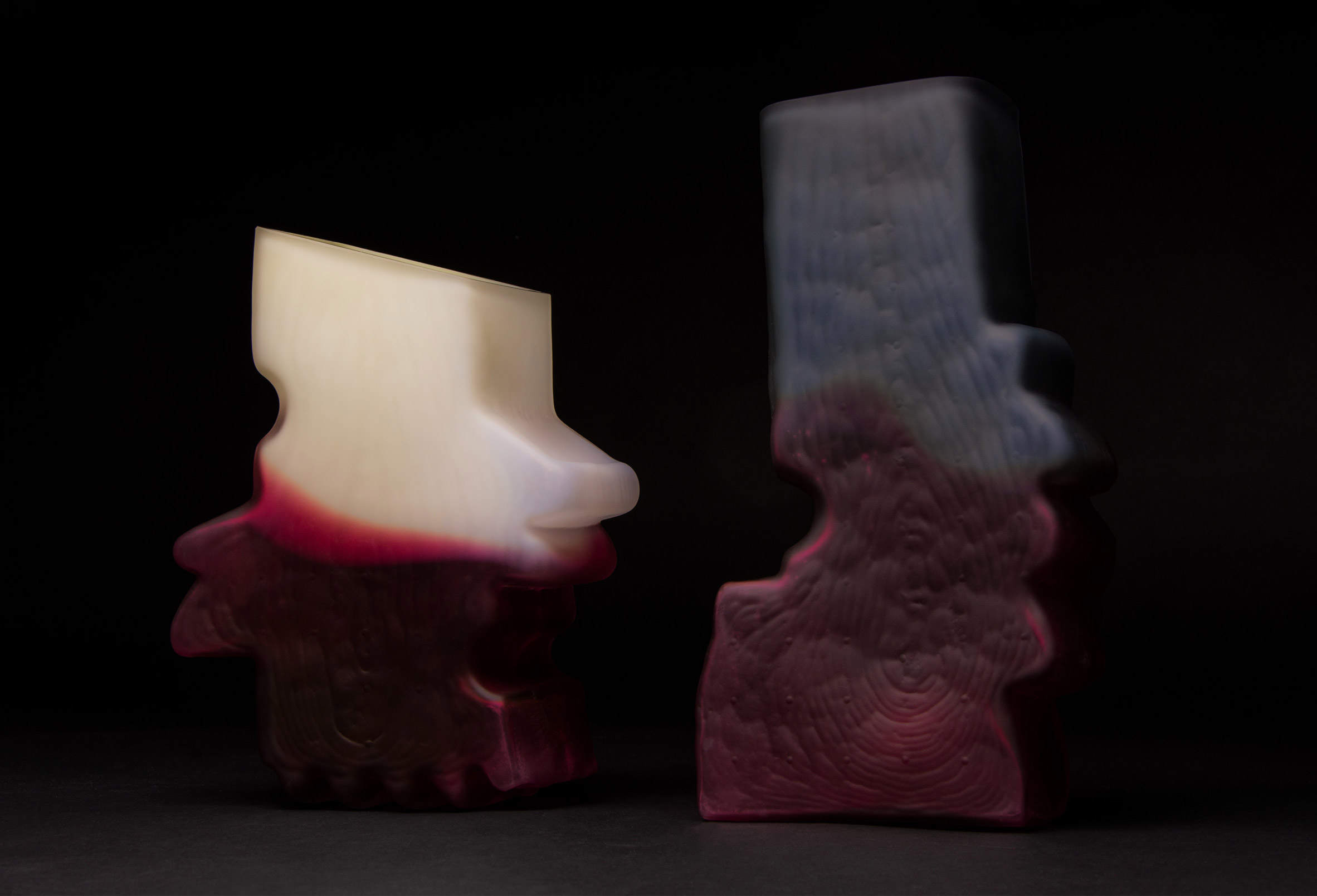 The glass vase，device，The edges are serrated，