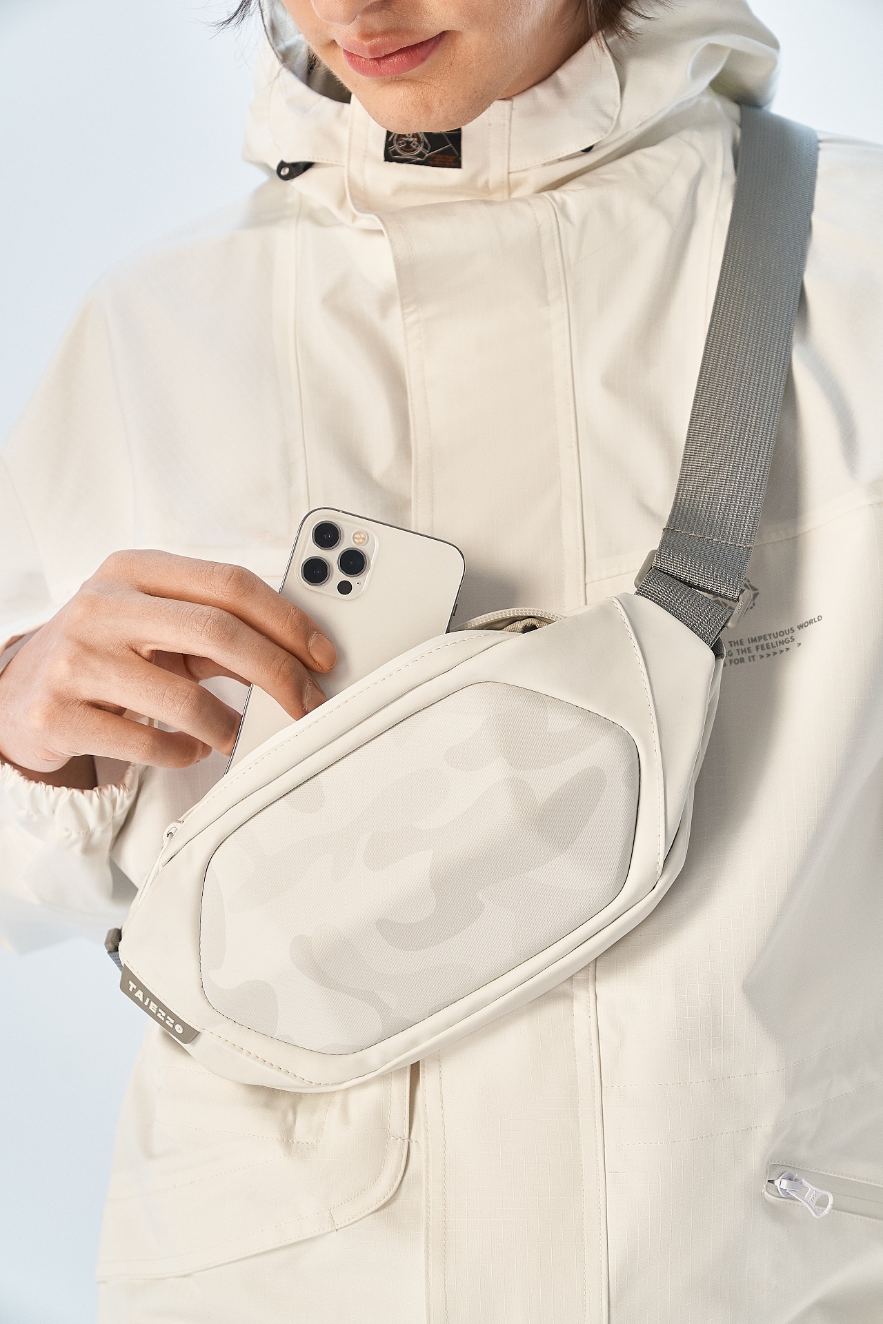 Inclined shoulder bag，Pocket，