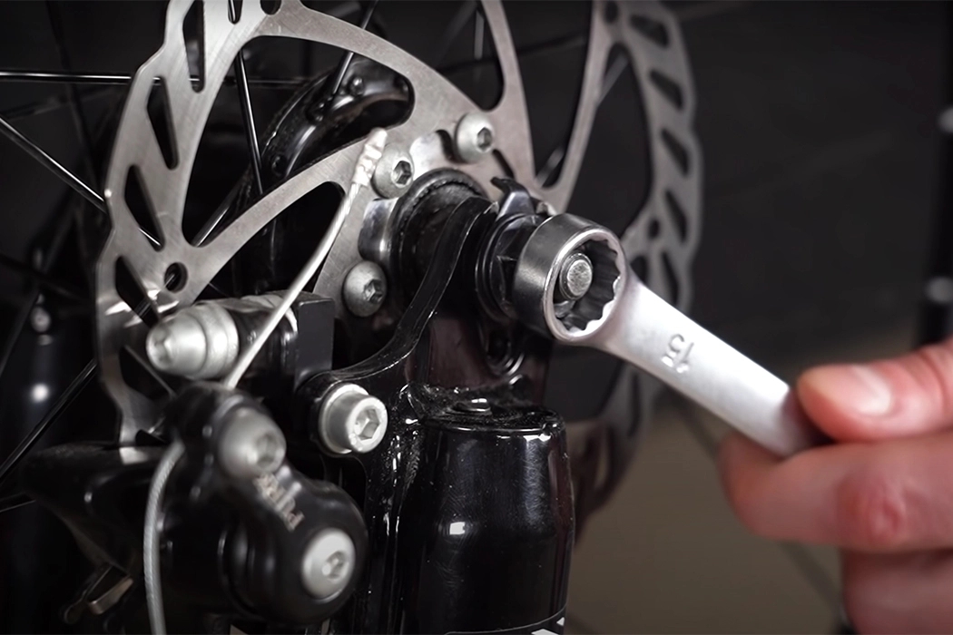 Bicycle，Saw blade，Ice surface，