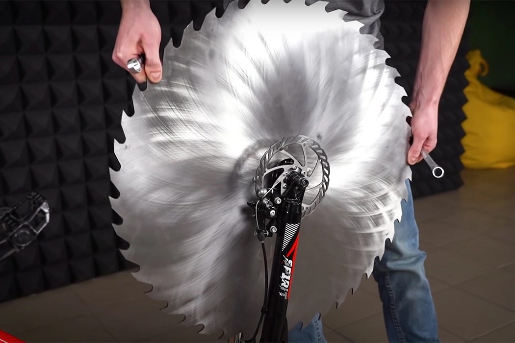 Bicycle，Saw blade，Ice surface，