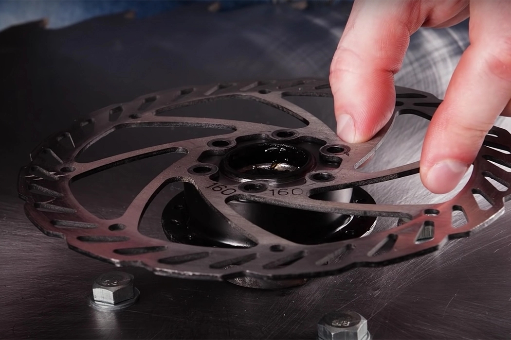 Bicycle，Saw blade，Ice surface，