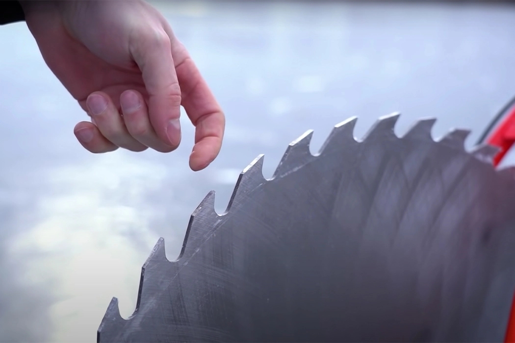 Bicycle，Saw blade，Ice surface，