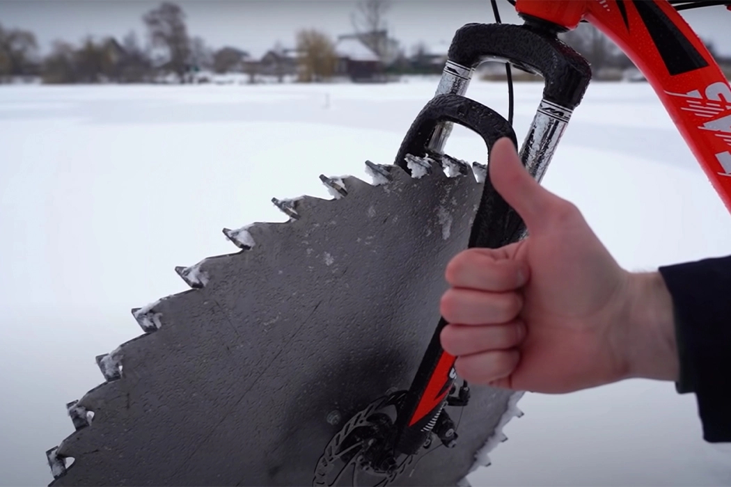Bicycle，Saw blade，Ice surface，