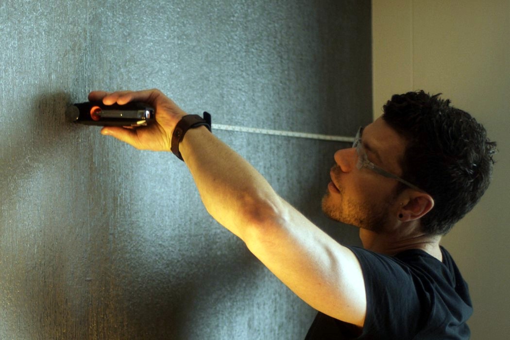 tool，Bottle opener，bolt driver，Flashlight，Metal，