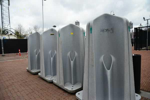 盘点世界各地的露天小便池,这确定不是当街耍流氓吗?