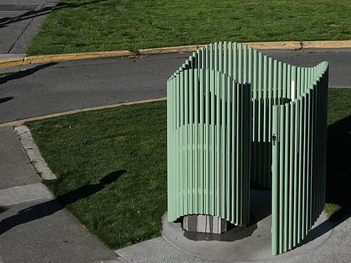 盘点世界各地的露天小便池,这确定不是当街耍流氓吗?