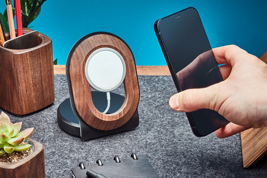 iPhone，Intelligent mobile phone，Wireless charging，Wooden support，
