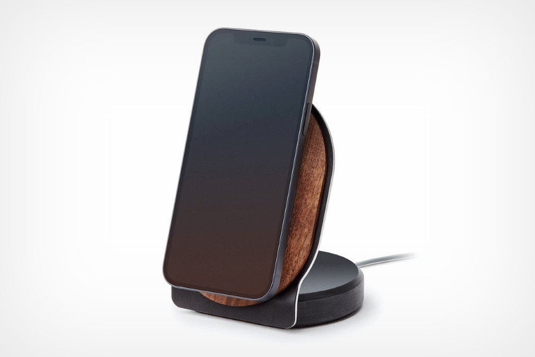 iPhone，Intelligent mobile phone，Wireless charging，Wooden support，
