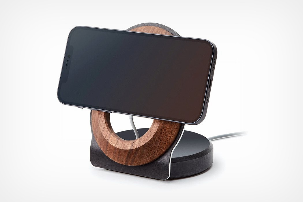 iPhone，Intelligent mobile phone，Wireless charging，Wooden support，