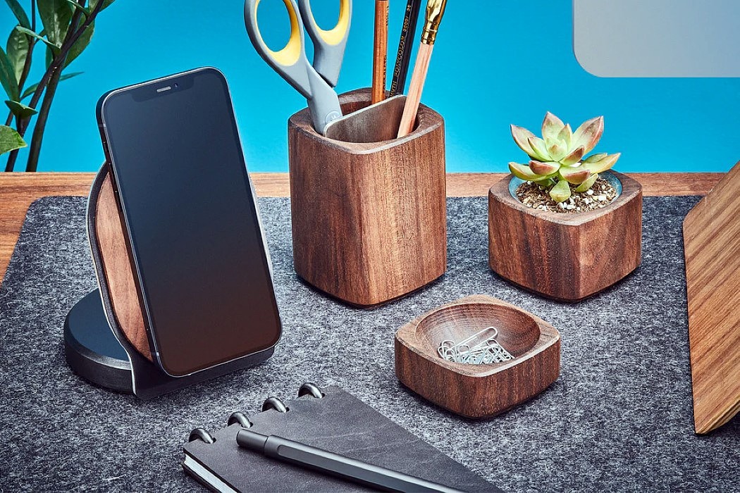 iPhone，Intelligent mobile phone，Wireless charging，Wooden support，