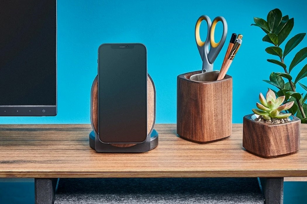 iPhone，Intelligent mobile phone，Wireless charging，Wooden support，