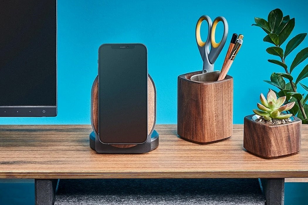 iPhone，Intelligent mobile phone，Wireless charging，Wooden support，