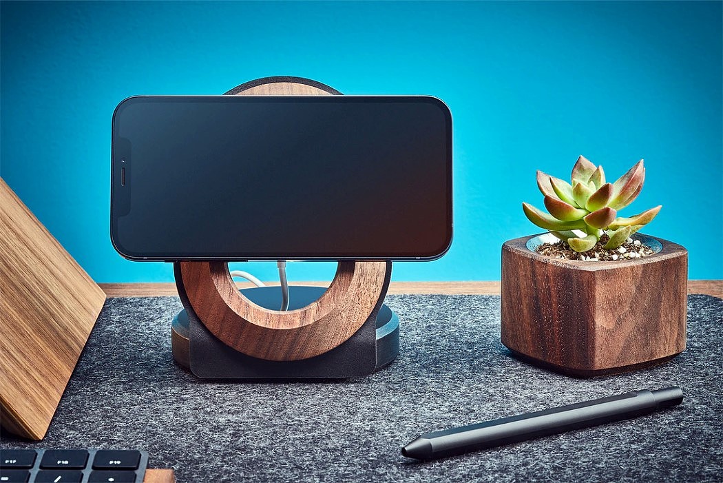 iPhone，Intelligent mobile phone，Wireless charging，Wooden support，