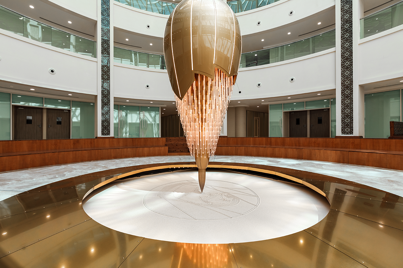 sand，a chandelier，crystal，