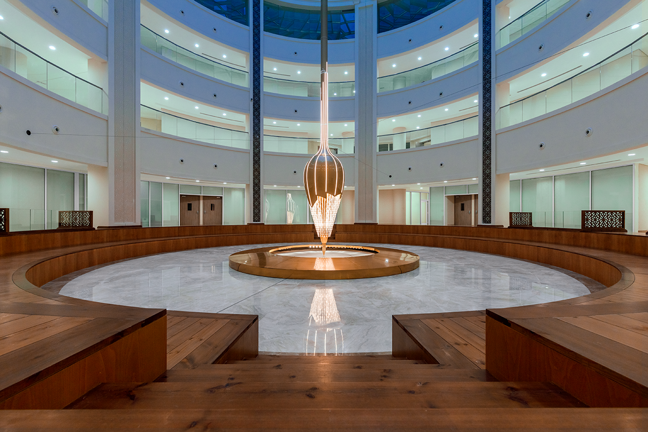 sand，a chandelier，crystal，