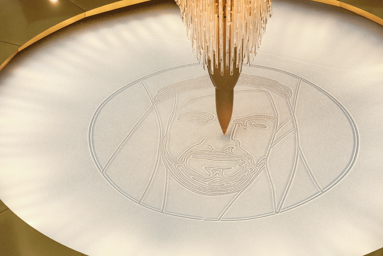 sand，a chandelier，crystal，