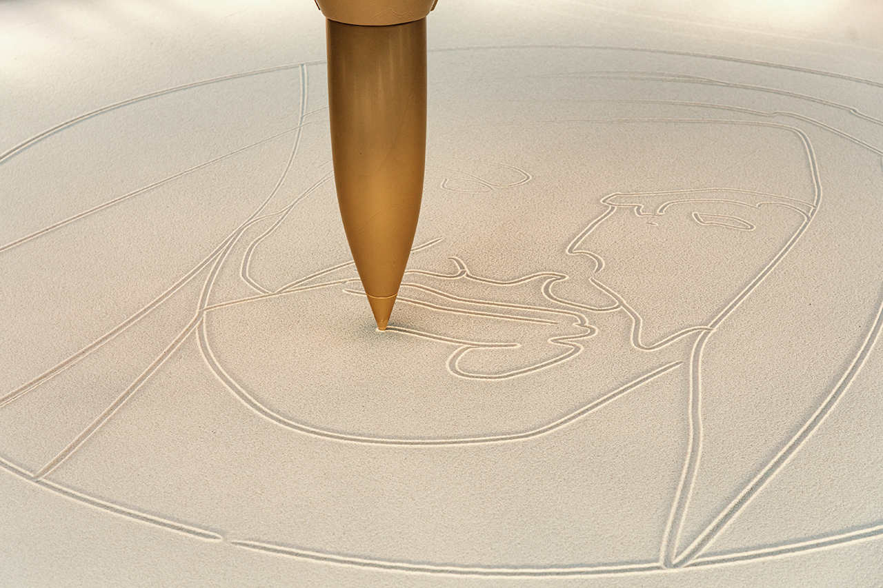 sand，a chandelier，crystal，