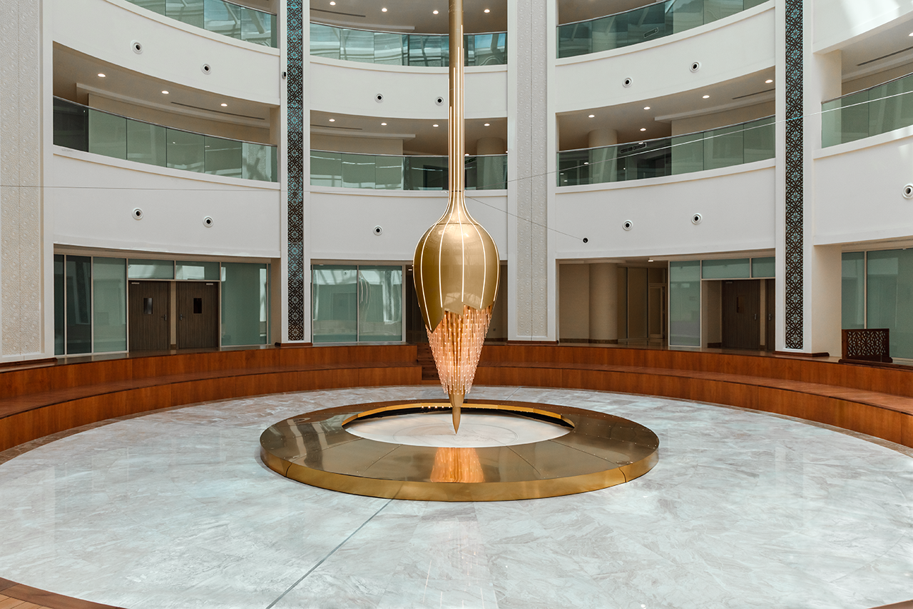 sand，a chandelier，crystal，