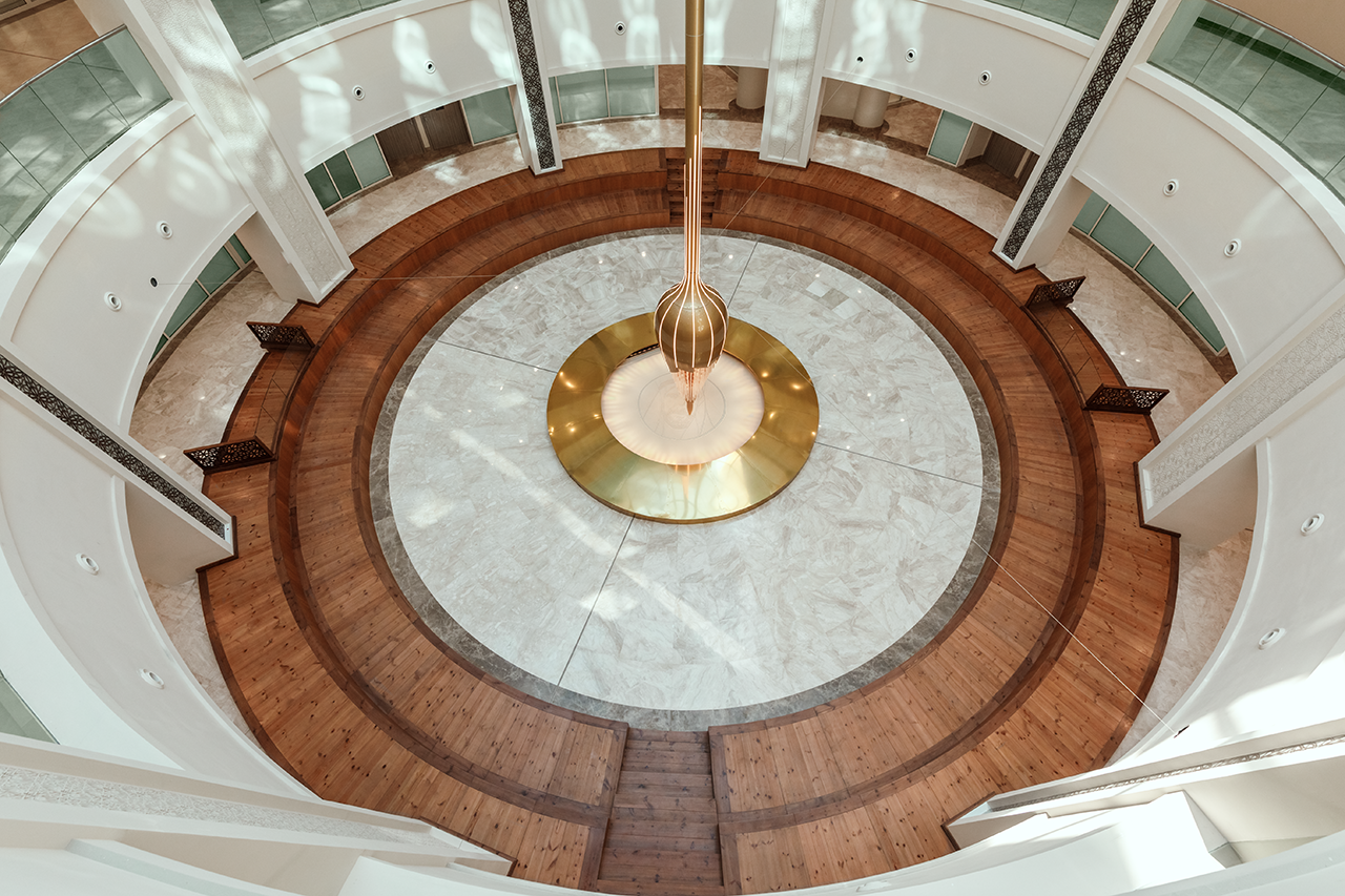 sand，a chandelier，crystal，