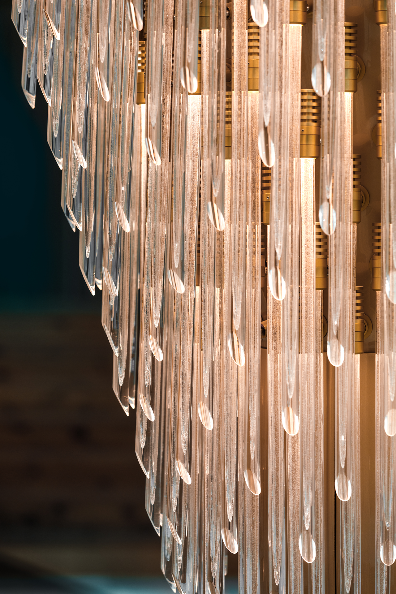 sand，a chandelier，crystal，